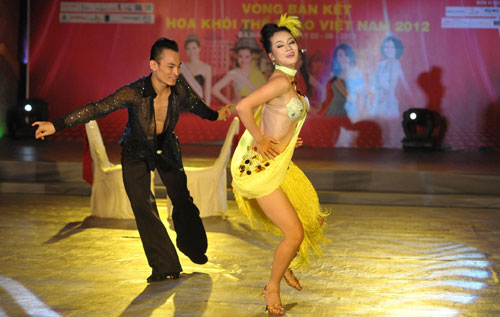 2012年越南体育小姐选美比赛 35名佳丽进入半决赛